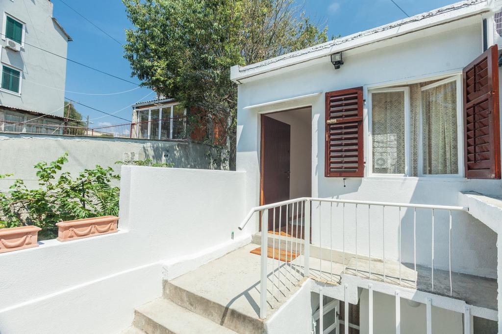 Charming Old Stone House Apartment Split Exterior photo